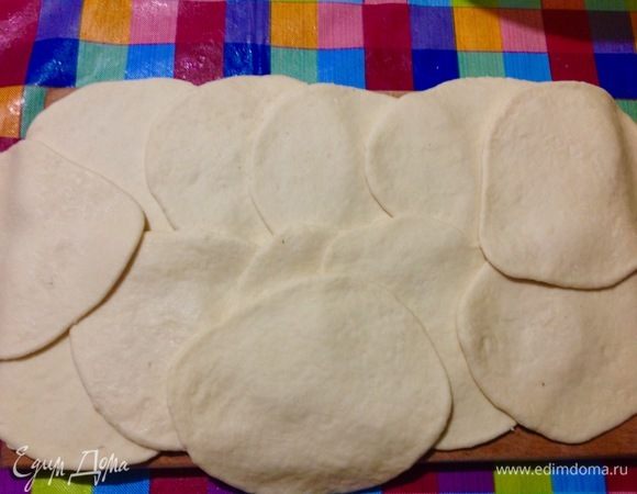 Итого у нас получилось 12 лепешек. Духовку тем временем нагреваем на 200°С.