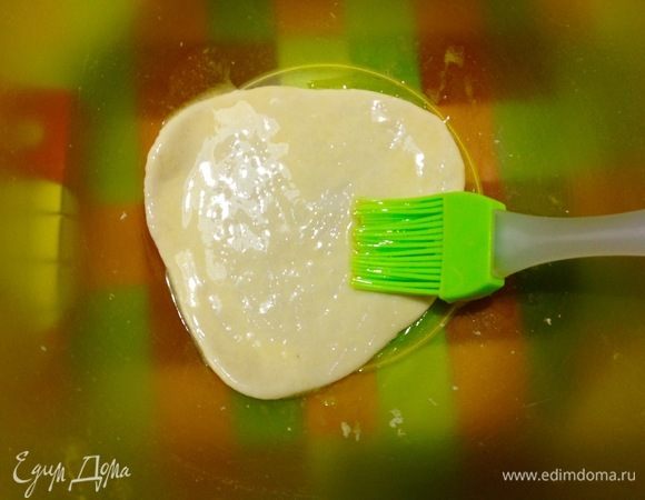 Сливочное масло растопить, дать остыть до теплого состояния и искупать все лепешки в масле. Я выкладывала их по одной в ту миску, где росло тесто и с помощью силиконовой кисточки смазывала с двух сторон.