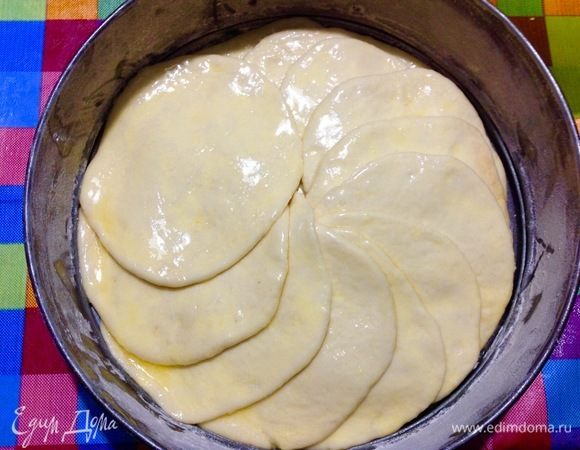 Выложили все 12 лепешек в форму для выпечки, у меня 24 см в диаметре, накрываем полотенцем и даем расстояться еще 30-40 мин.