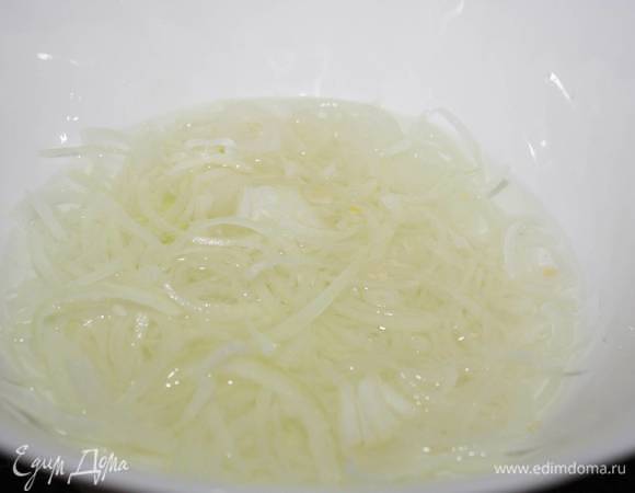 Залить водой и добавить уксус, все перемешать. Оставить настояться. 