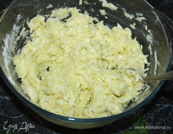 Добавить к кабачкам яйцо, черный перец, соль, муку и крахмал. Все перемешать. 