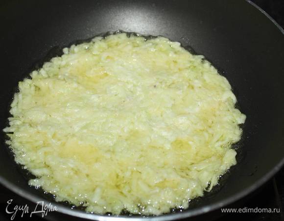 Испечь кабачковые блинчики. 