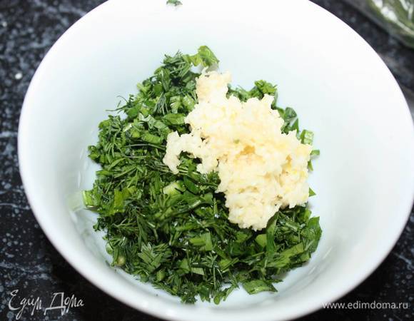 Рубленую зелень смешать с чесноком (чеснок натереть на мелкой терке).