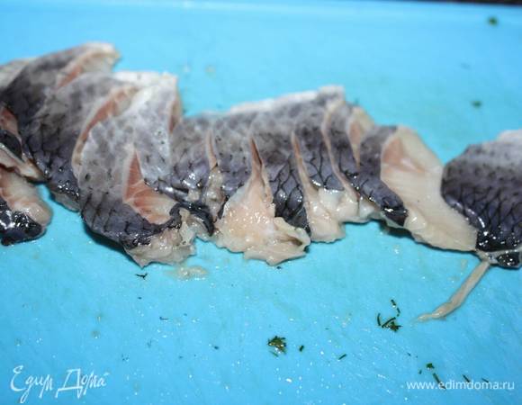 Филе сельди порезать. 