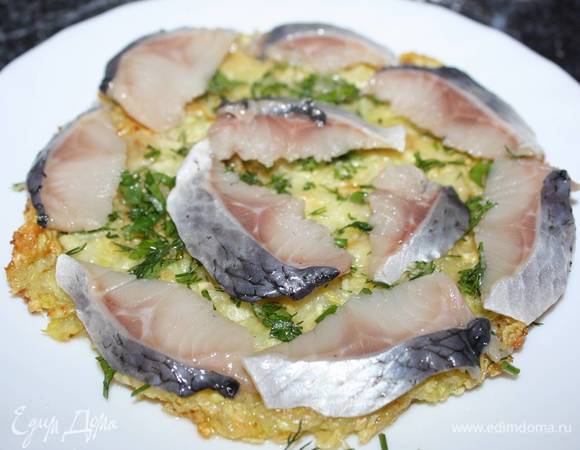 Далее выкладываем селедочку. 