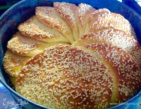 Вот такой румяный, красивый хлеб прямо из духовки.