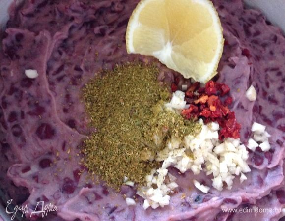 В помятую фасоль добавляем все специи: хмели-сумели, паприку хлопьями (это от себя), чеснок мелко порезанный или выдавленный, попробуйте на соль, если есть необходимость то добавьте, заправляем лимонным соком, все тщательно перемешиваем.