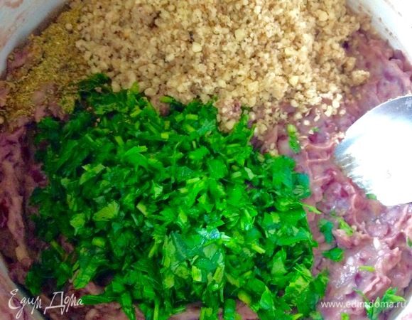 Добавляем перемолотый грецкий орех и мелко порезанный пучок кинзы, либо опять же все перемолоть в блендере.