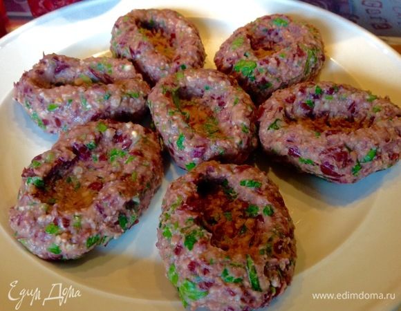 Формируем мокрыми руками гнезда из фасолевой смеси.