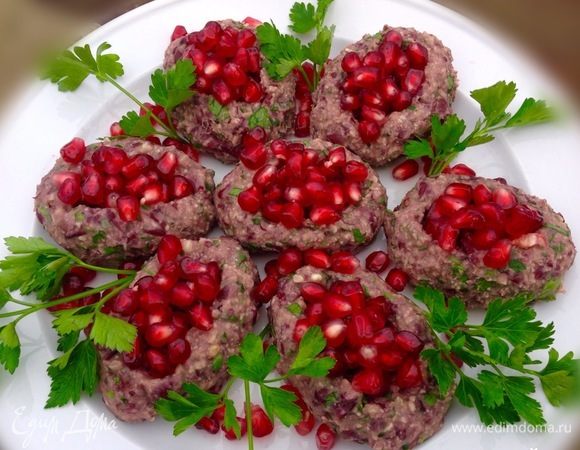 Выкладываем в гнезда зерна граната. Слегка украсила веточками свежей петрушки при подаче.
