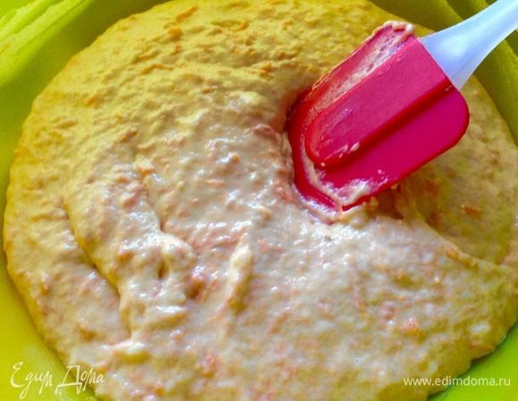 500 г муки просеиваем, оставляем чтобы мука дышала, это количество муки нам понадобится для первого замеса и именно это количество муки я указала в ингредиентах, хочу обратить ваше внимание — нам понадобиться еще небольшое количество муки для процесса обмятия теста после того, как оно поднимется и вырастет в объеме.
Соединяем слегка теплую воду с таким же молоком в миске.Разводим  там дрожжи.
Добавляем туда сахар, растворяем его, и сразу, соль и ваниль вымешиваем до растворения.
Вмешиваем в смесь 1 яйцо.
Вливаем теплое, не горячее растопленное сливочное масло, вымешиваем.
Добавляем тыквенное пюре и тщательно вымешиваем.
Теперь всыпаем порциями просеянную муку и замешиваем тесто не руками, а венчиком или с помощью комбайна.