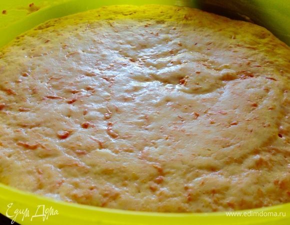 Миску с тестом закрываем пленкой и ставим в теплое место на 1-1,5 часа до увеличения теста в 2-2,5 раза.
Тесто подошло красивое, с дырчатой поверхностью.