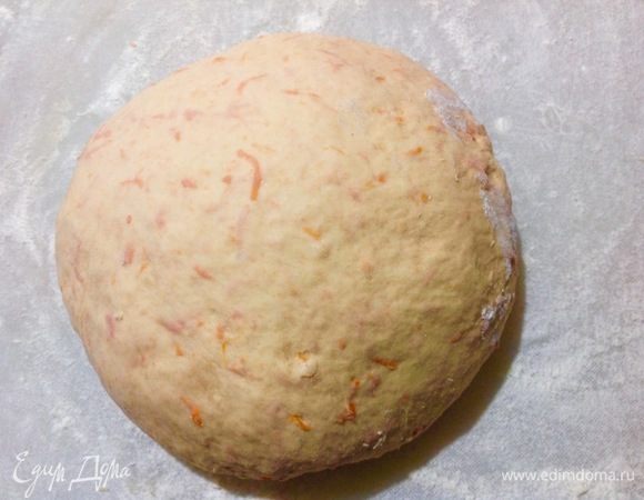 Муку добавляем совсем по немногу, чтобы не передать муки и не сделать тесто тугим, в этом случае булочки не будут мягкими после выпечки.