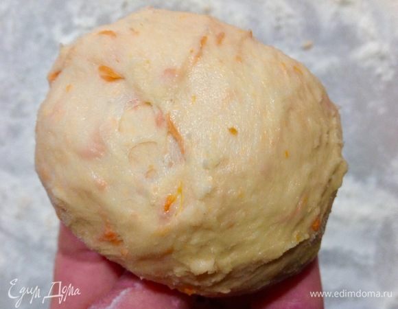 Теперь делим тесто на 16 пропорциональных кусочков, каждый кусочек скатываем в колобок, подминая боковые стороны под низ к центру по кругу формируем булочку.