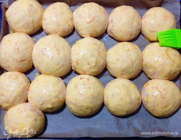 Выкладываем эти булочки на лист пергамента на противень на небольшом расстояние друг от друга.
Даем булочкам расстояться еще 30 минут в теплом месте, за это время они вырастут в объеме, слипнутся между собой и это не должно вас пугать.
Когда они пекутся, то их легко можно разъединить.