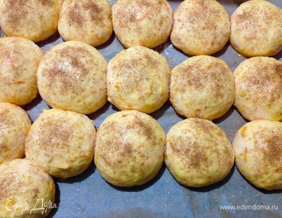 Теперь смазываем булочки желтком с помощью силиконовой кисточки.
Сахар на тарелке смешиваем с корицей и посыпаем этой ароматной смесью наши булочки.
Духовку мы предварительно нагрели на 180°С.
Ставим в уже разогретую, горячую духовку противень с булочками и выпекаем 25-30 мин.