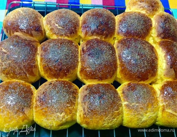 Затем достаем противень, перетягиваем пергаментный лист вместе с булочками на решетку, даем немного остыть, вынимаем лист из под булочек и снова даем полностью им остыть на решетке уже без пергамента.