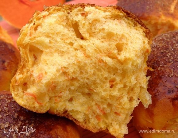 Остывшие булочки отламываем руками друг от друга.
На этом фото видно какая красивая пропечка у булочки, дырчатая, легкая, не забитая мукой.