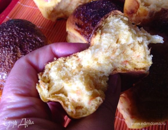 На этом фото можно увидеть как хорошо и легко сжимается булочка, как губка.