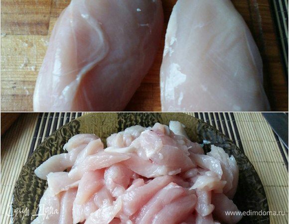 Мясо курицы обмыть, порезать соломкой, посолить, поперчить.