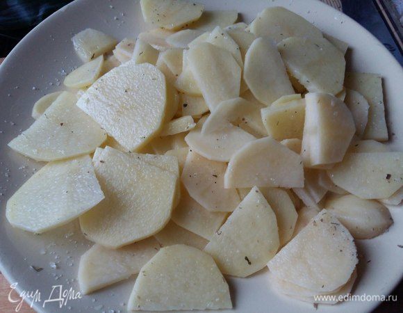 Картофель почистить, порезать тонкими пластинками, чем тоньше, тем лучше. Посолить, поперчить. Конечно идеально, если это будет картофель небольшого размера, чтобы его можно было нарезать кружочками.