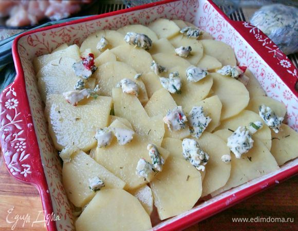 Залить водой (также можно бульоном - куриным либо овощным),  посыпать мелко порезанным сыром (я почти всегда использую моцареллу) и кусочками сливочного масла. 