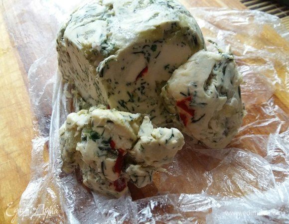 У меня в морозильнике всегда есть заготовка какого-либо варианта ароматного масла. 
В данном случае масло по рецепту Светочки Гореловой  https://www.edimdoma.ru/retsepty/105173-aromatnoe-maslo-k-zavtraku, единственное, что без колбаски. Вот один из рецептов моего сливочного масла (если интересно) «Зеленое масло с чили» https://www.edimdoma.ru/retsepty/102272-zelenoe-maslo-s-chili.