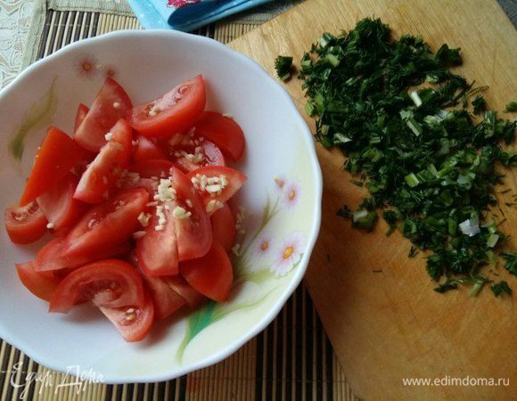 Пока готовится запеканка, приготовим легкий салатик. Для этого просто порежем на дольки помидоры, мелко покрошим чеснок, порежем зелень, добавим соль, польем кукурузным ароматным маслом либо любым другим и перемешаем. Вкусный салат, очень его люблю. 