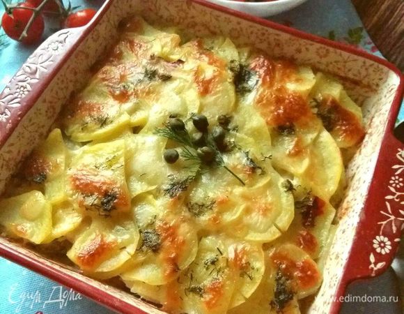 Украсим готовое блюдо зеленью, каперсами и подадим к столу.