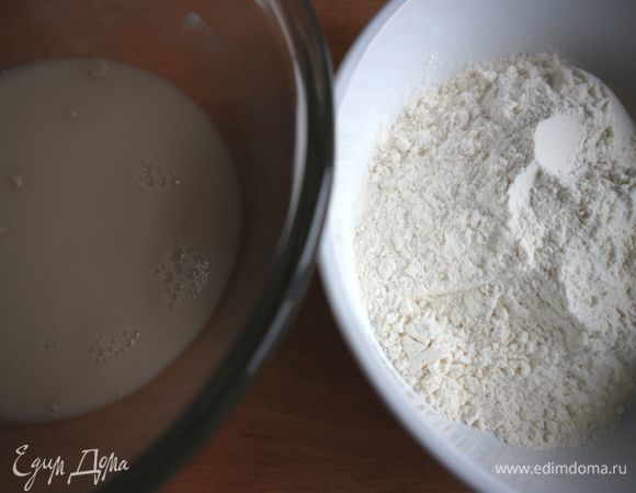 Поставить опару. Растворить сухие дрожжи в стакане теплой воды. Смешать раствор с мукой (204 грамма), хорошо перемешать лопаточкой, поставить миску с опарой в теплое место. Миску накрыть салфеткой. Опара должна увеличиться в размере примерно в 2-3 раза.