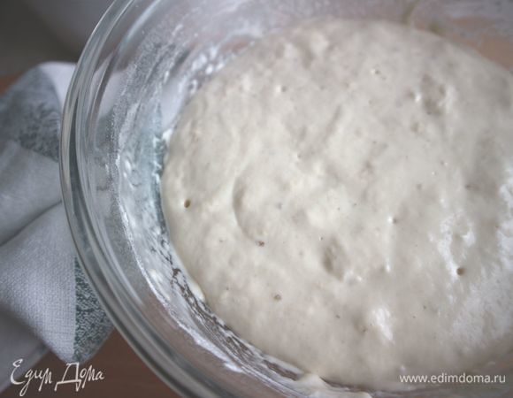 Примерно через 30 минут опара поднимется.