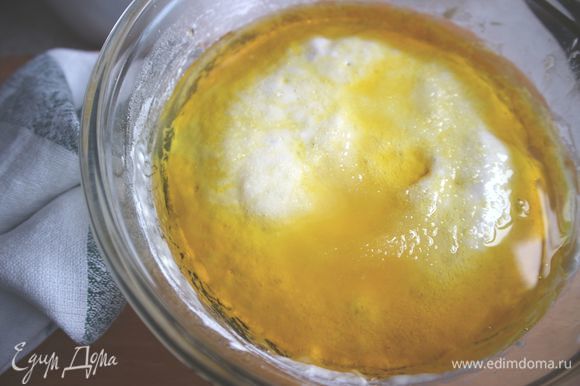 Добавить к опаре горчичное и оливковое масло (растительное масло придает тесту эластичность).