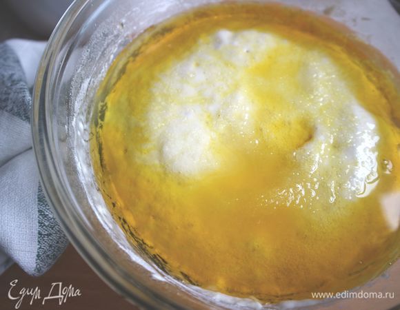 Добавить к опаре горчичное и оливковое масло (растительное масло придает тесту эластичность). 