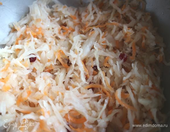 Приготовить начинку. Сварить яйца вкрутую. Дать остыть, порезать на кусочки. Очистить лук, порезать. Квашеную капусту промыть водой, положив в дуршлаг. Отжать.