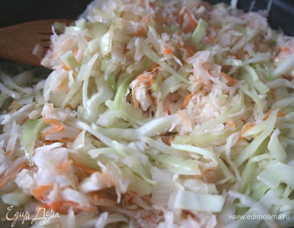 Обжарить слегка лук на оливковом масле. Добавить порезанную мелко свежую капусту, соль, сахар, тушить лук и капусту до полуготовности, добавить квашеную капусту. 