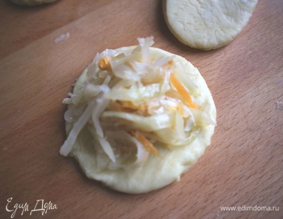 Вырезать чашкой кружочки, положить начинку. 
