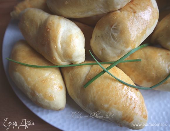 Поставить в духовку на 35-40 минут. Время приблизительное, ориентируйтесь на свою духовку. Вынуть пирожки, дать остыть до теплого состояния под салфеткой.
Приятного аппетита!