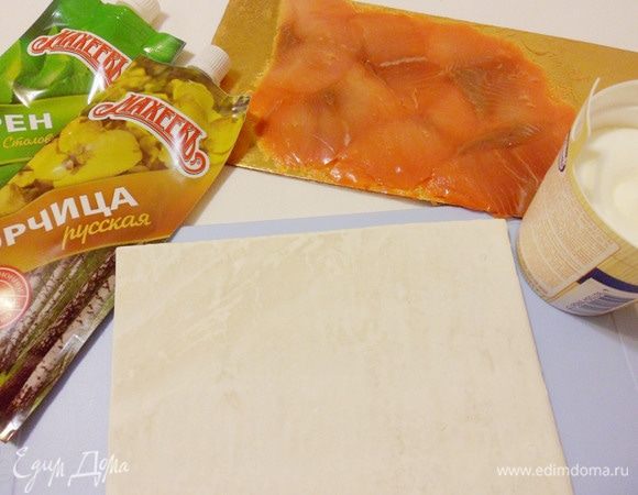 Слоеное бездрожжевое тесто разморозить.