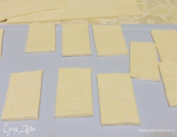 Тесто раскатать в пласт толщиной около 3 мм, затем разрезать на прямоугольники размером примерно 6 см на 3 см.