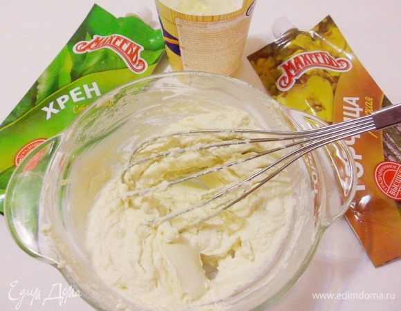 Тщательно взбейте смесь из сливочного сыра, хрена и горчицы ТМ «МахеевЪ», черного перца (по вкусу).