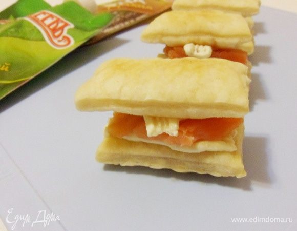 На сырную массу положить второй прямоугольник.