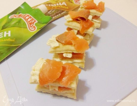 Сверху положить кусочки семги. 