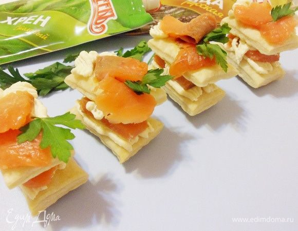 Украсить зеленью петрушки.