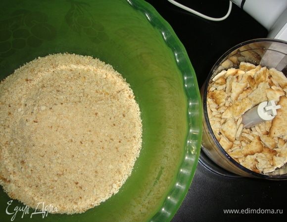Печенье измельчить в блендере в мелкую крошку.