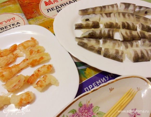 Деревянные шпажки предварительно вымочить в холодной воде не менее 30 минут.