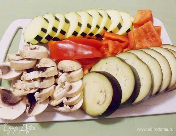 Овощи вымыть. У перца удалить сердцевину. Баклажан, цукини, перец и шампиньоны нарезать произвольными кусками.  