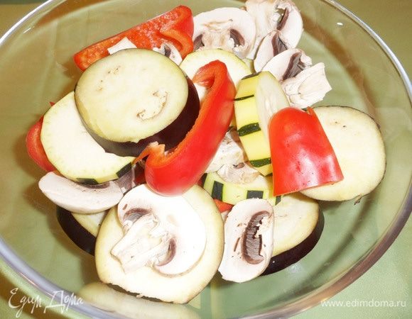 Сложить все овощи в миску.