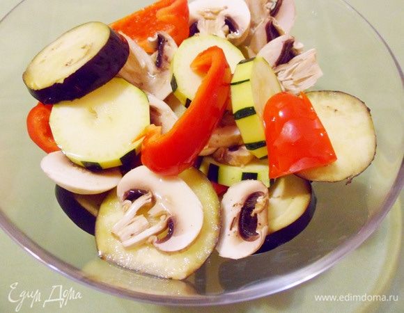 Смазать все овощи растительным маслом, посолить и поперчить.