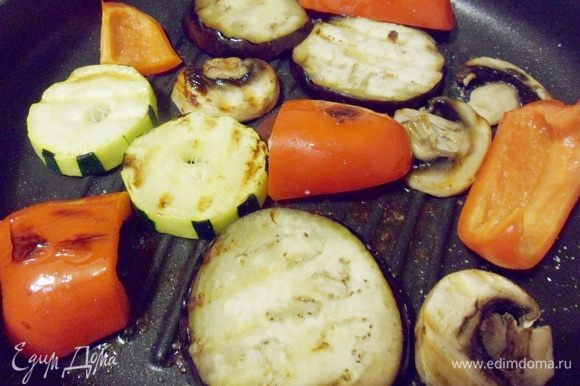 На той же сковороде-гриль обжарить овощи в течение 10 минут.