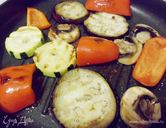 На той же сковороде-гриль обжарить овощи в течение 10 минут. 